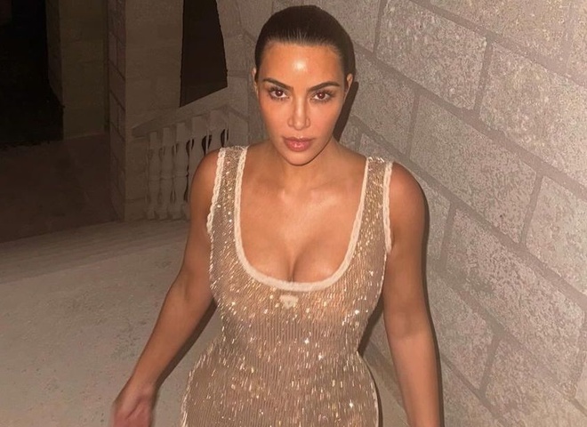 Кім Кардаш'ян показала груди, що випирають, у купальниках, боді й відвертих сукнях