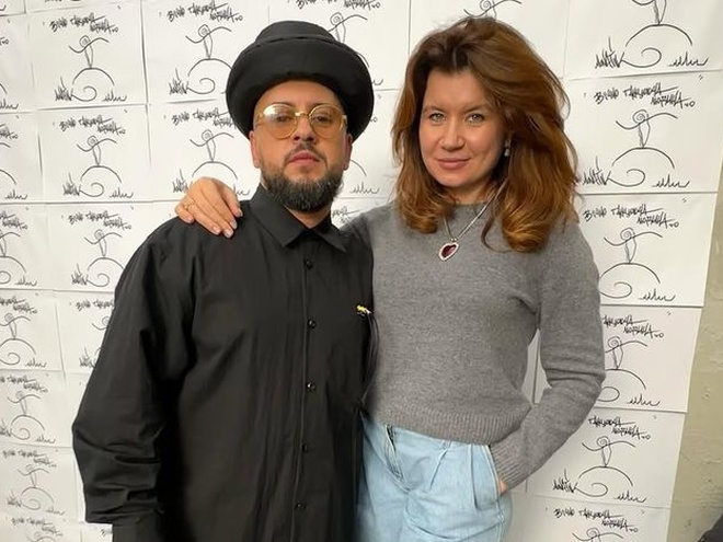 «Приховав давненько»: Монатік розсекретив, що подарував дружині на 8 Березня