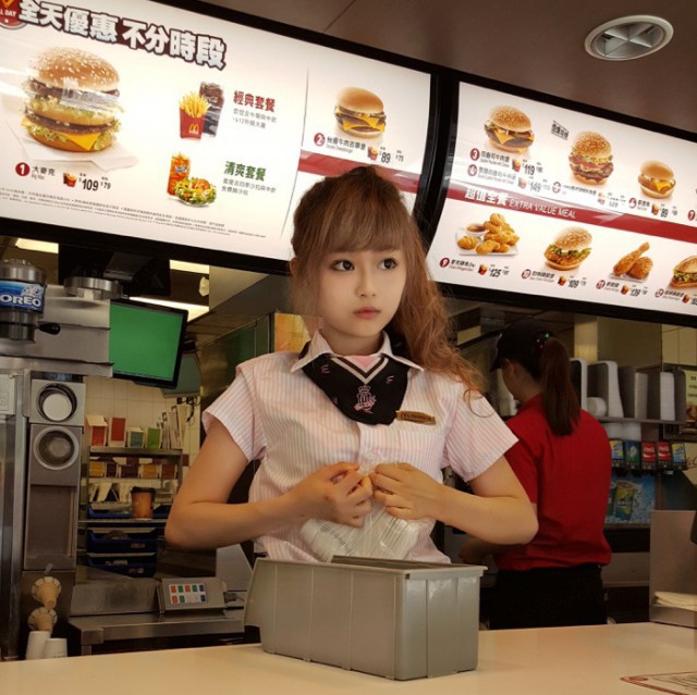 Живая кукла в Тайваньском McDonald’s