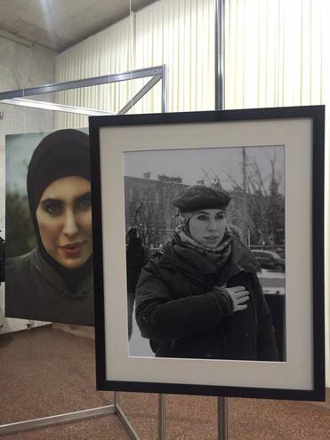 "Ніколи не забуду": в Києві відкрили фотовиставку, присвячену Аміні Окуєвій