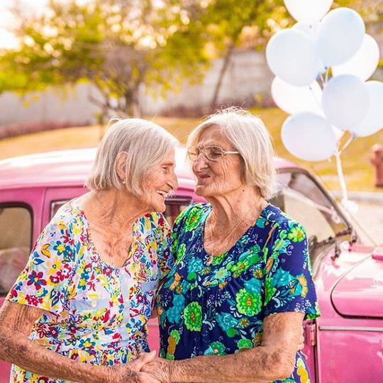 Вік не перешкода: 100-річні близнята відзначили ювілей несподіваною фотосесією