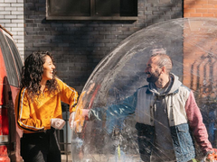 Романтика в 2020: блогер на карантине нашел способ безопасно сводить девушку на свидание