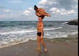 Парень поднимает девушку одной рукой