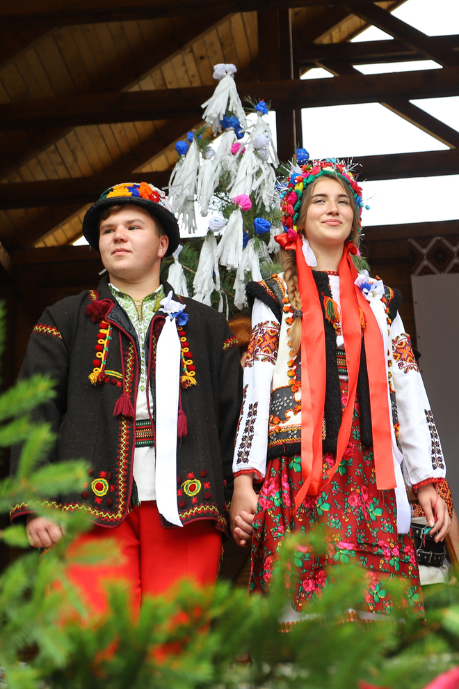 Сбор молодой и танцы с деревцем: как проходит традиционная гуцульская  свадьба - Tochka.net