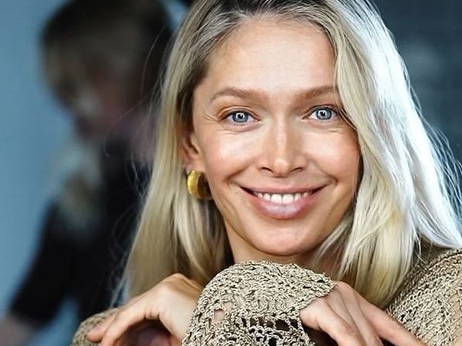 Брежнєва показала, як вона в коротких шортах прикрасила новорічну ялинку