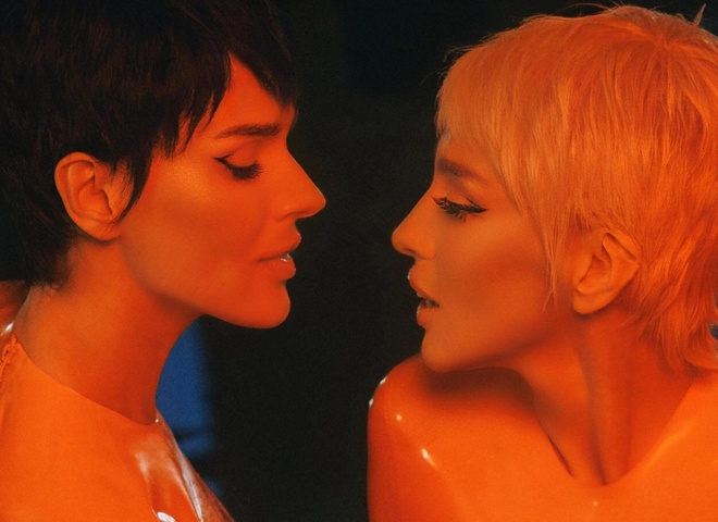 Полякова та Єфросиніна знялися разом у латексі й із коротким волоссям