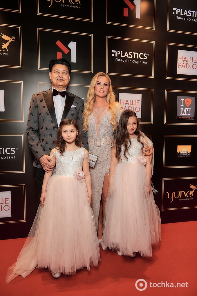 Камалія з чоловіком Мохаммадом Захуром і дочками на YUNA-2021