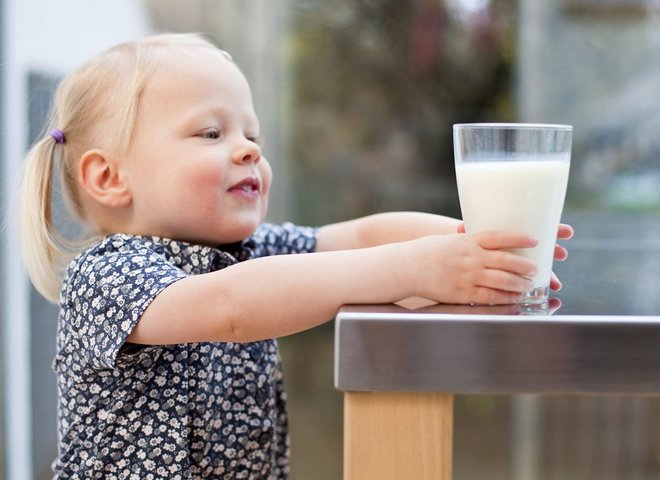 Рынок или супермаркет: куда пойти за молоком для ребенка?