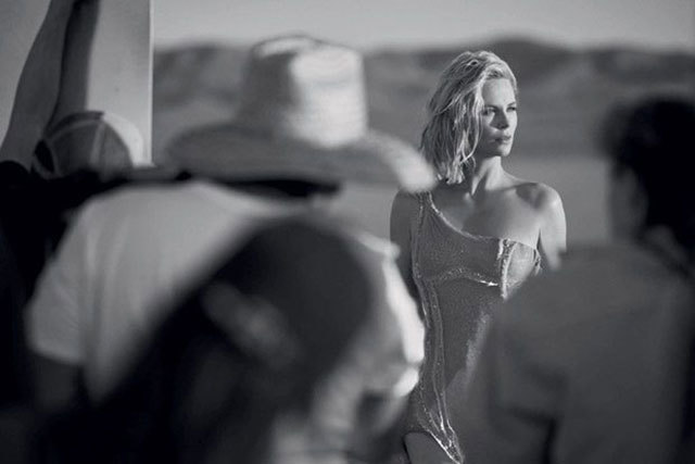 Шарліз Терон торкається дощу в рекламі Dior J'adore