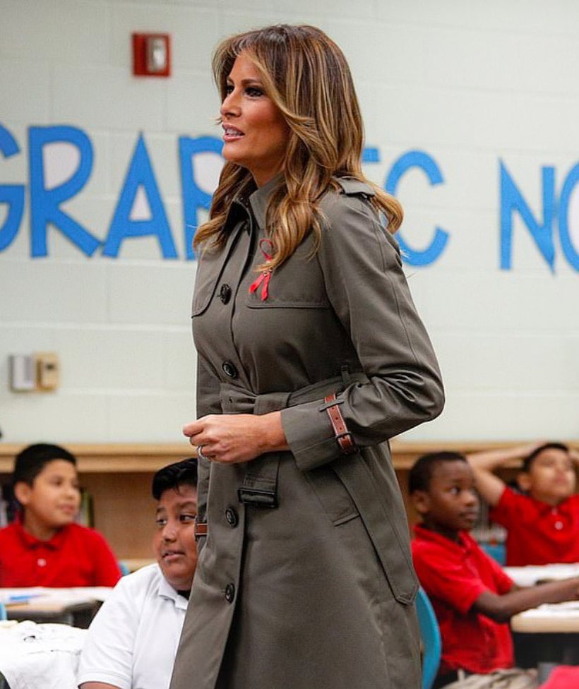 Мелания Трамп в плаще Coach