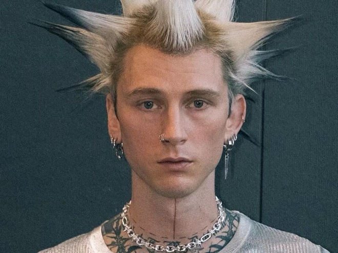 Обранець Меґан Фокс показав, як дочка від колишніх стосунків набиває йому тату