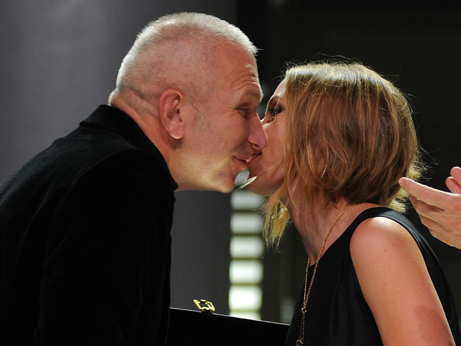 Скарлетт Йоханссон вручила награду Жан-Полю Готье