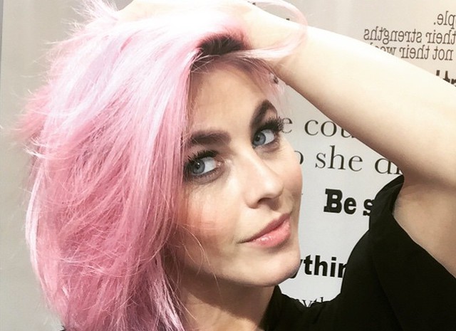 Джуліанна Хаф з рожевим волоссям