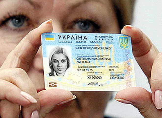 Українцям з 1 січня 2016 року будуть видавати електронні паспорти