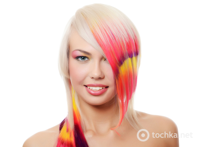 дівчина з кольоровими пасмами волосся