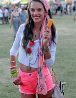 Как стильно завязать платок на голове: примеры звезд 