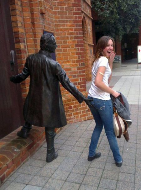 ТОП 9 прикольных снимков со статуями