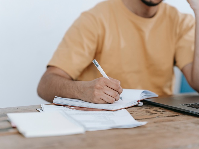 Регулярна практика тематичної лексики, граматики, поліпшення аудіювання та розмовних навичок допоможе впевненіше використовувати англійську в реальних ситуаціях