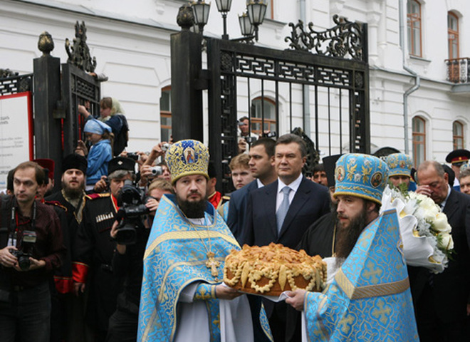 Януковича просять не підписувати закону про мови