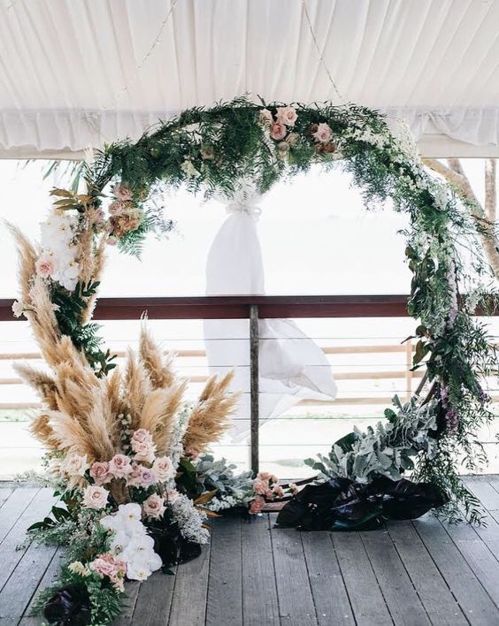 Выездная церемония: 15 свадебных арок, при виде которых ты захочешь замуж