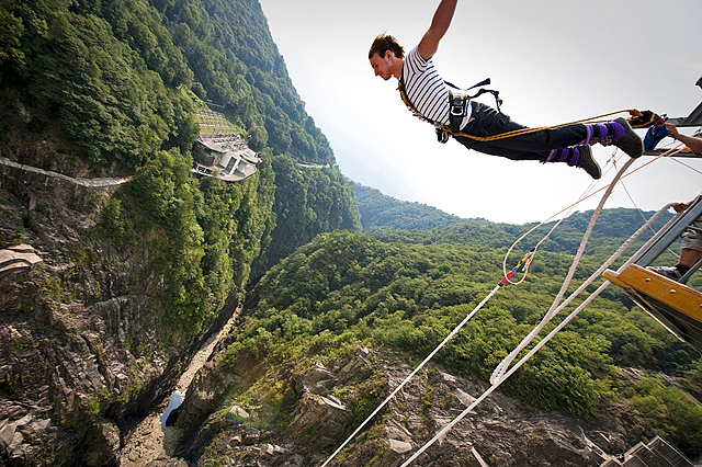 7 найбільш високих банджі-стрибків: Гребля Верцаска (Швейцарія)