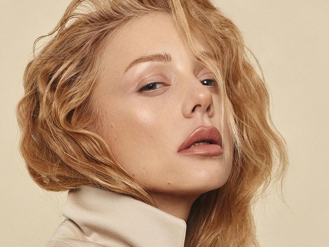 Кароль у безрозмірному костюмі розповіла про "нашу силу"