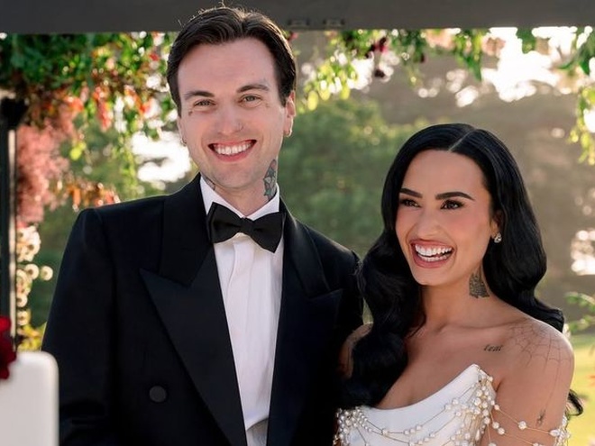 Демі Ловато запостила фото зі свого весілля