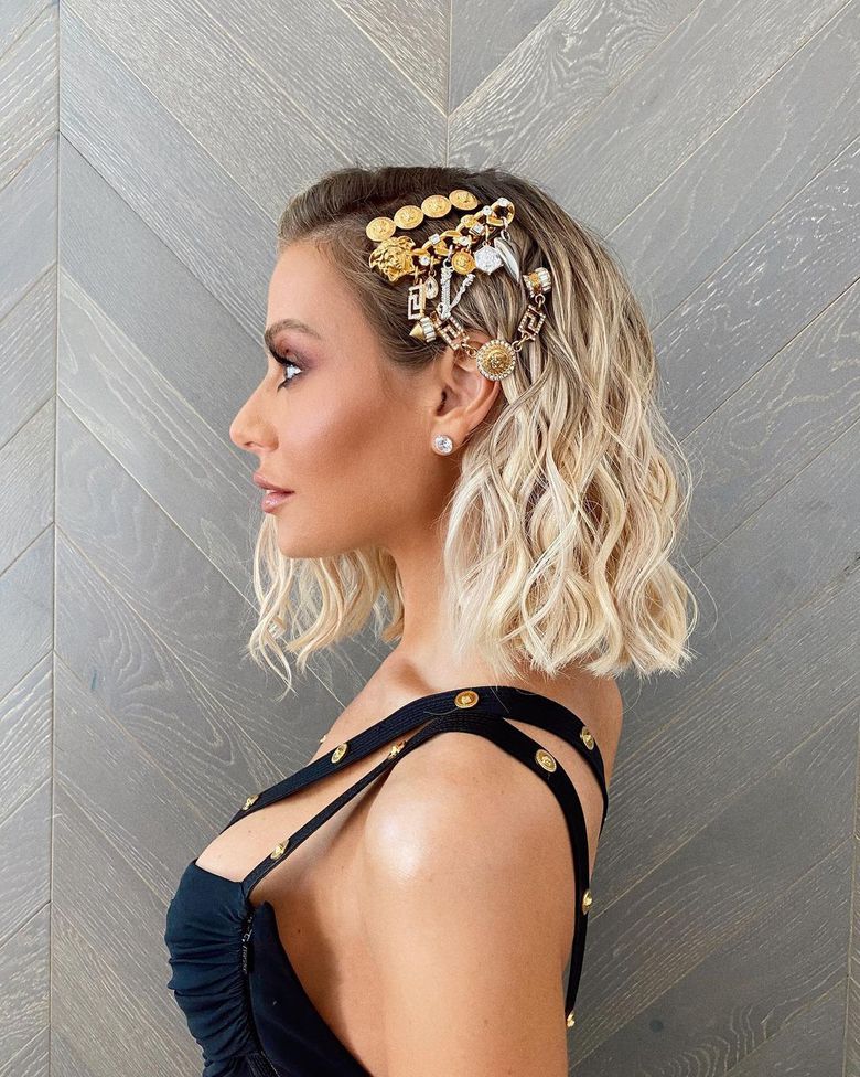 Распущенные волосы — прическа на Новый год 2021