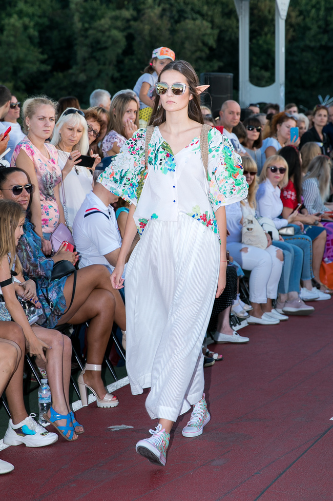 Fashion Show SEREBROVA SS20 на Пешеходном мосту через Днепр: фотоотчёт