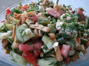 Овощной салат с крабовыми палочками и сухариками