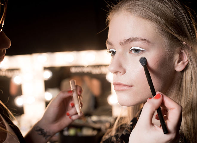 Как правильно наносить макияж