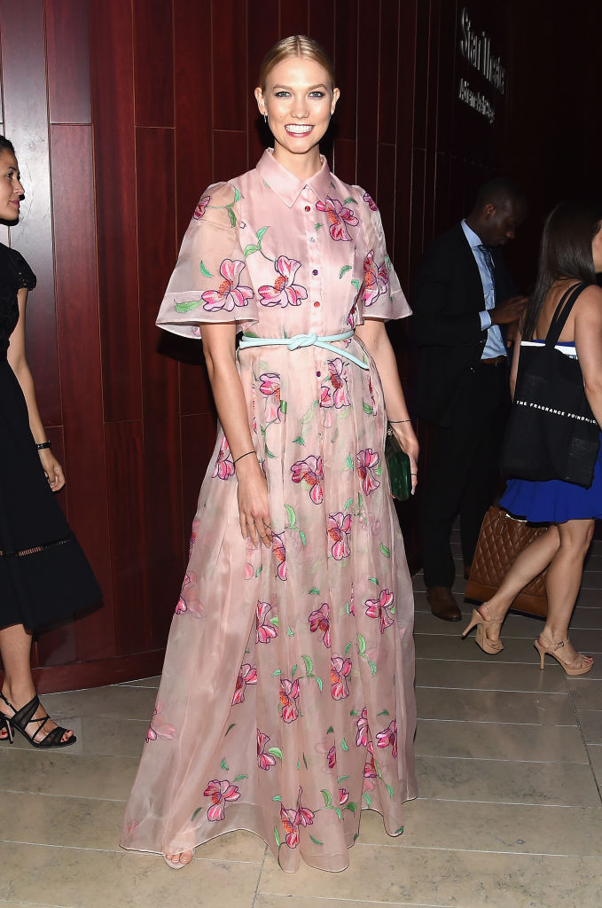 Карлі Клосс у сукні від Carolina Herrera