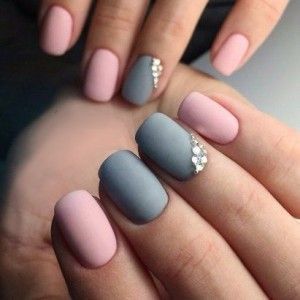 Маникюр с крупными блестками