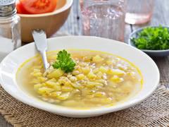 Як правильно готувати розсольник з перловкою: колекція домашніх супів