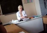 Девочек из медицинского учат одевать презервативы)