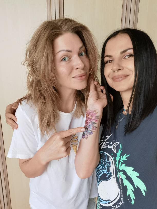 Яна Глущенко с тату-мастером
