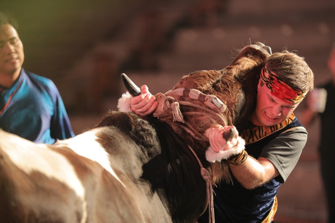 Дмитрий Комаров сражается с быком