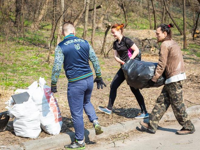Киевляне устроили пробежку с мусорными пакетами