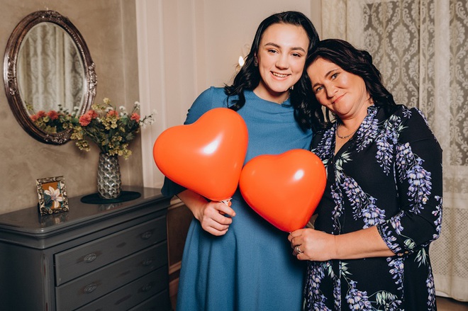 Победительница "Від пацанки до панянки" с мамой
