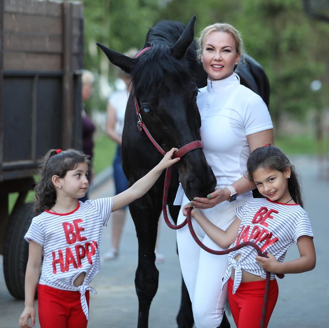 KAMALIYA с дочерьми