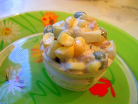 Салат с тунцом, кукурузой и горошком