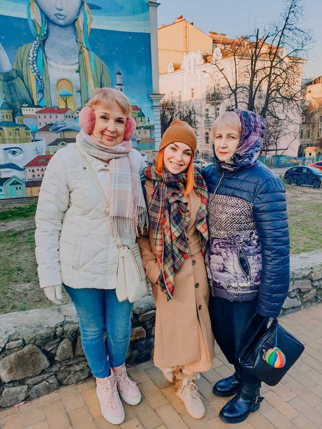 Архивные фото Виктории Булитко с друзьями: как выглядела актриса в юности