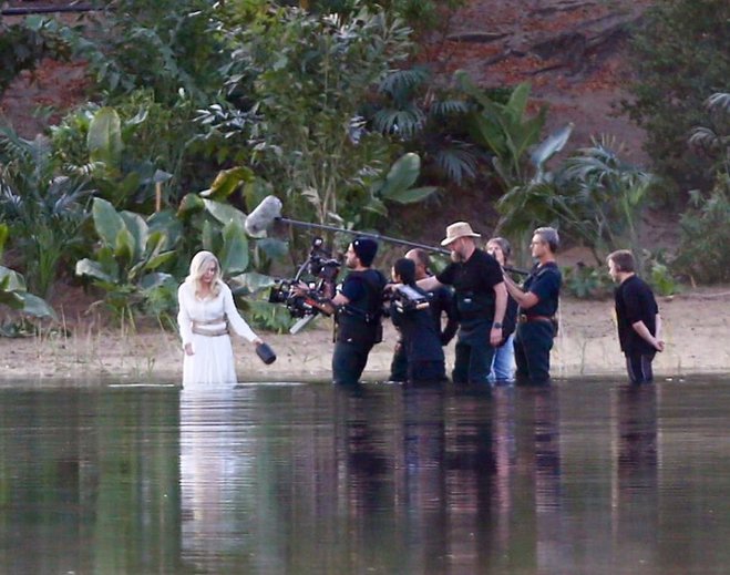 Анджелина Джоли в образе блондинки на съёмках фильма "Вечные"