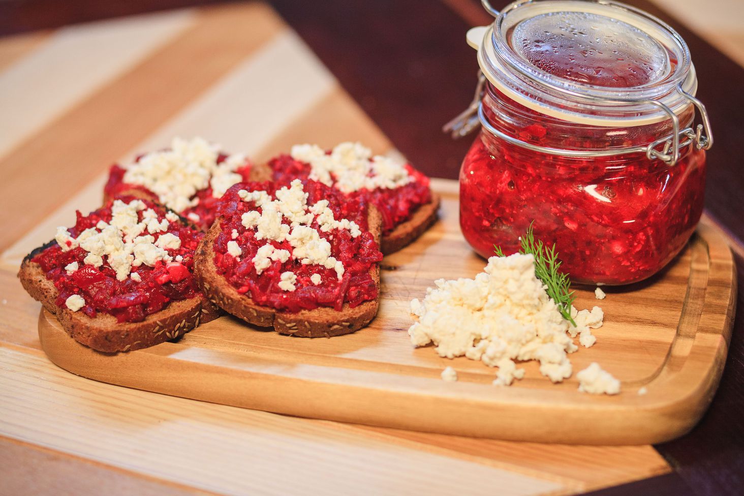 Свекольная икра с козьим сыром 