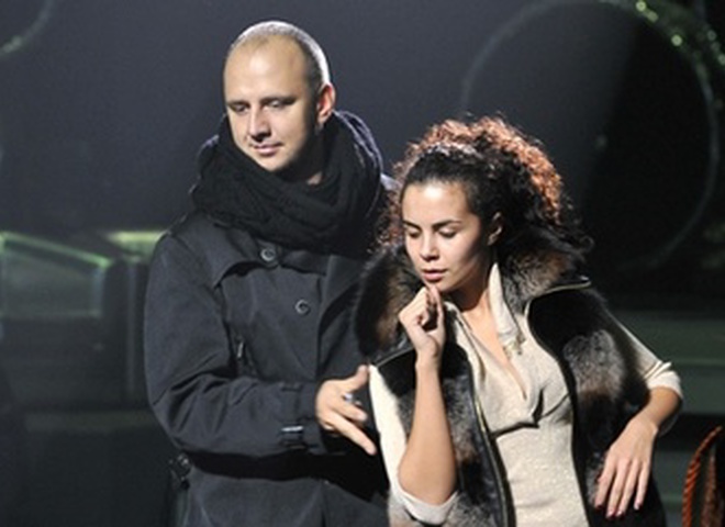 Хореограф объясняет нужные движения