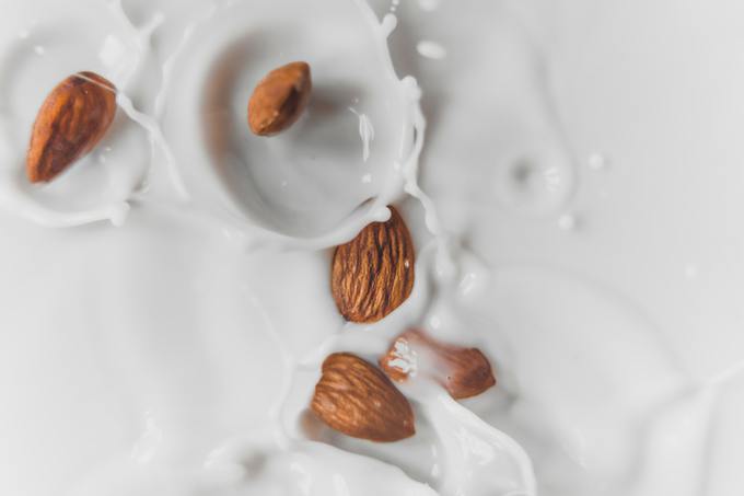Миндальное молоко: плюсы и минусы