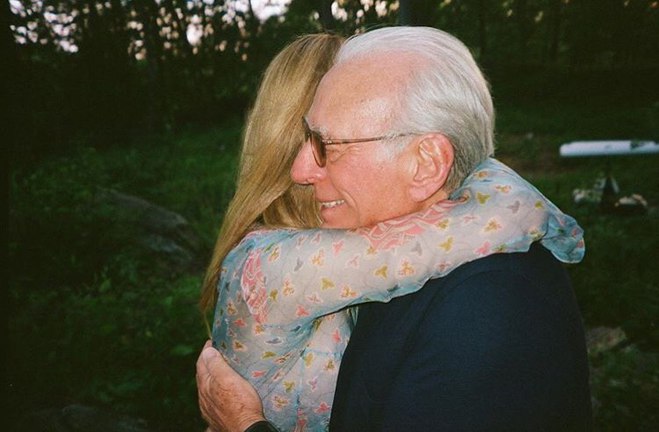 Нікола Пельтц з батьком