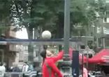 Чувак набивает мячик...