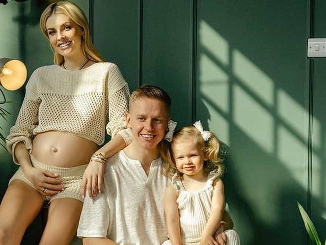 Олександр Зінченко та Влада Седан показали перші фото з двома доньками