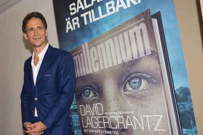 Дівчина з татуюванням дракону